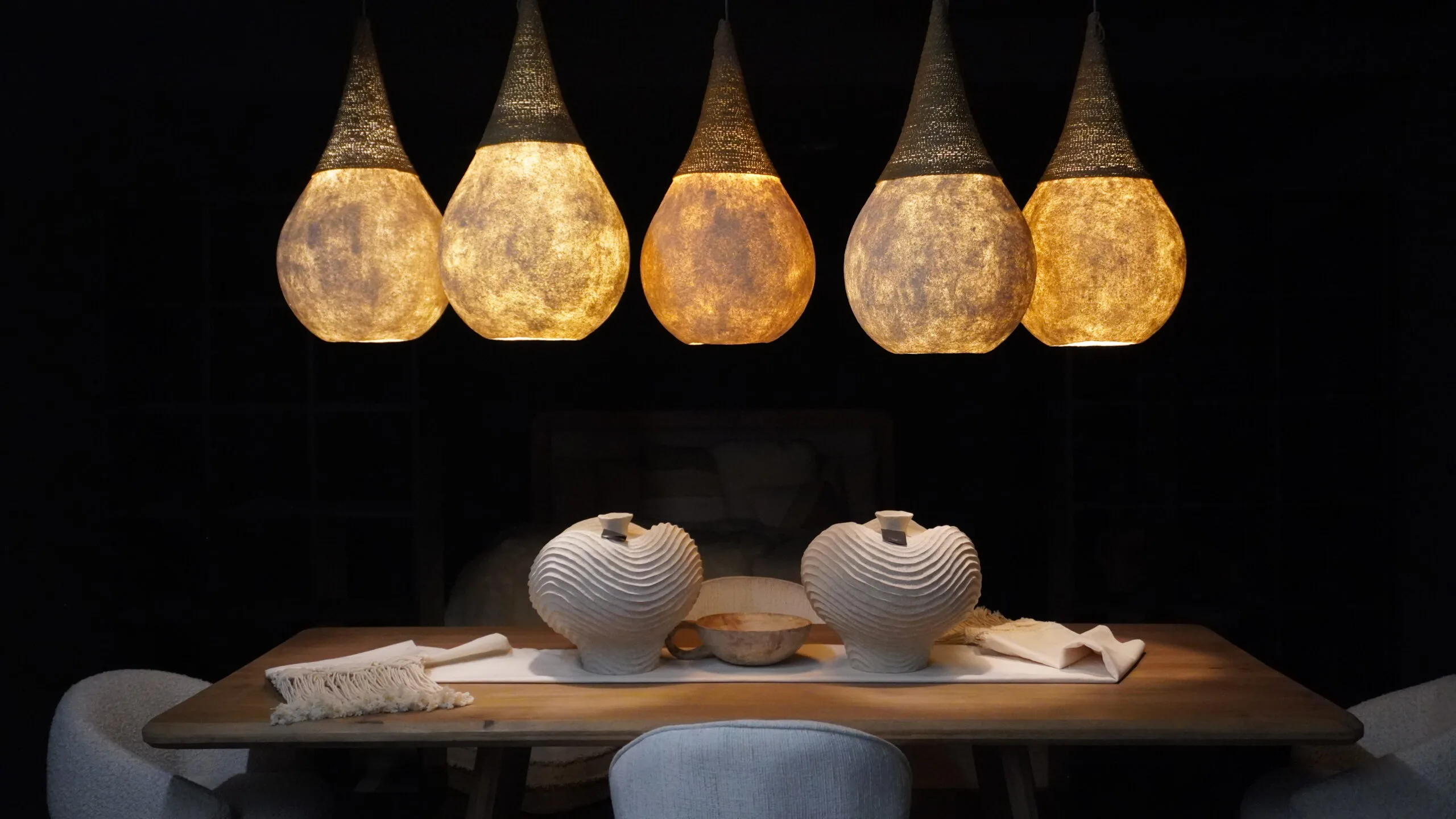 Un refugi de llum càlida que trenca la penombra. Fusta noble i textures orgàniques s'uneixen per crear un menjador íntim, serè i absolutament acollidor.